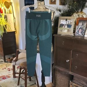 Pink leggings never worn color is a deep Green